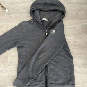 Tjena  Säljer nu denna riktigt snygga Moncler zip Hoodie, som är i storlek S. ||Cond: 8-9/10|| Skriv om du vill ha fler bilder eller om du har någon fråga eller fundering 😃