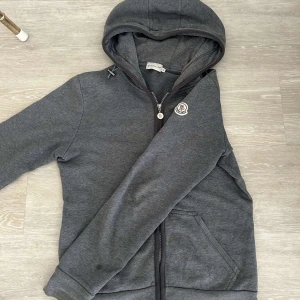 Moncler hoodie - Tjena  Säljer nu denna riktigt snygga Moncler zip Hoodie, som är i storlek S. ||Cond: 8-9/10|| Skriv om du vill ha fler bilder eller om du har någon fråga eller fundering 😃