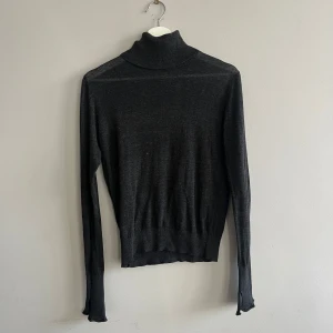 Zara polo tröja - Mörkgrå stickad polo tröja från zara Storlek S Bra skick