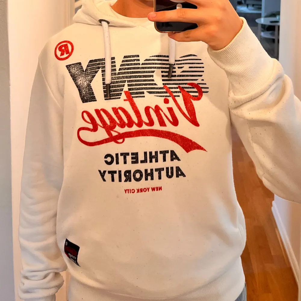 Vit, tjock Superdry Hoodie. Använd, lite noppig, lång, 7/10 skick. Ganska stor.. Hoodies.