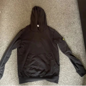 Stone island hoodie - Säljer min svarta stone island hoodie i bra skick 