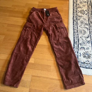 Weekday Byxor Oanvända - Säljer dessa Weekday brallor i Manchester liknande look, storlek 48 med taggen fortfarande kvar! Vid eventuella frågor hör gärna av dig🙌