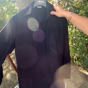 Filippa K tunika - Hej! Bilden är tagen i solen, om du vill ha tydligare bilder skriv ett meddelande. Säljes för 200 kr.