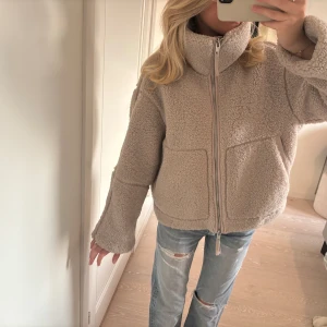 Teddyjacka h&m - Säljer nu denna såå eftertraktade teddyjackan från h&m😍 sparsamt använd 