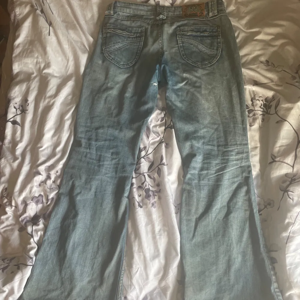 Vintage low waist jeans från diesel köpta second hand. Midjemåttet är ca 44cm tvärs över och ytterbenet är 110cm. Byxorna är tyvär lite slitna mellan benen och priset kan därav såklart diskuteras🫶  Tryck inte på köp nu💗💗. Jeans & Byxor.