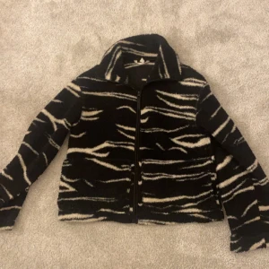 Teddy jacka  - säljer min populära teddy jacka ifrån hm! så mysig och perfekt till hösten. pris går att diskutera! storleken är M men sitter som S❤️