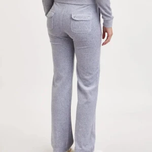 Gråa Juicy couture byxor - Gråa juicy couture byxor, jättebra skick, köpta för 1200kr💗pris kan diskuteras🩷