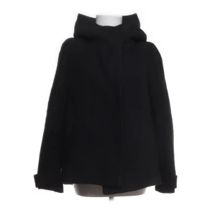 Kappa  - Säljer den är jättegulliga kappan som jag köpte från Sellpy, Man kan vara stänga den vid halsen, går inte att stänga vid magen då det itne finns knappar. Skriv gärna om du har fler frågor☺️ Köpte för 350 och har aldrig använts av mig❤️