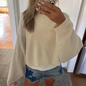 Stickad tröja  - Säljer denna tröja som jag köpt från vinted, ( lånad bild) eftersom den ej kommer till användning💕