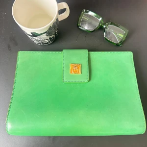 Vintage Celine Clutch - Den äxta vackra vintage Celine-clutchväskan i en underbar grön färg. Denna fantastiska pjäs är av riktigt kvalitetsläder och i gott använt skick. Insidan är ren. Unik och tidlös!  