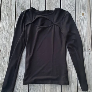 Svart tröja  - Jätte fin tröja me öppet åvanför bysten. 40kr+frakt