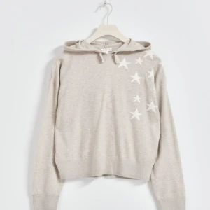 hoodie grå - grå stickad hoodie från Gina young som e slutsåld i strl 134/140, och perfekt till hösten/vintern.Använd väldigt få gånger och superbra skick men en liten fläck i högra hörnet (kontakta för fler bilder) för och va 134/140 är den ändå inte jätteliten💕