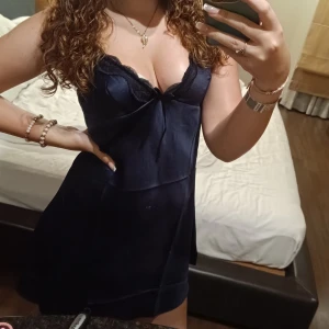 Navy blue nattlinne - Såå vackert navy blue natline, vet inte storlek men är s-m och den passar jätte bra. Den är väldigt luftig och skön. Använt 2 ggr.