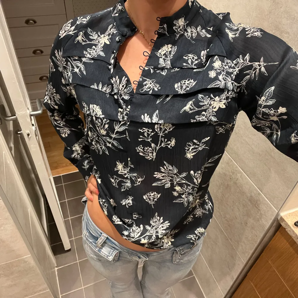 Supernajs blommig mörkblå blus i så najs o lyxigt material! Pris kan diskuteras!🤗💕. Puserot.