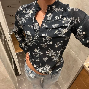 Blommig blus - Supernajs blommig mörkblå blus i så najs o lyxigt material! Pris kan diskuteras!🤗💕