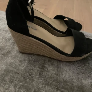 Kilklacksskor  - Jätte snygga klackskor köpta från plick! Jätte fint skick och använda 1 gång, säljer då dom är för stora. Det står att dom är i storlek 39 men skulle säga 40