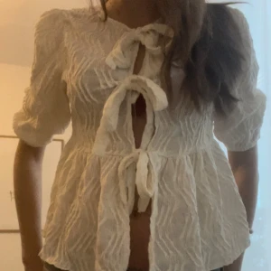 Beige blus med volangdetaljer - Säljer en superfin beige blus från Gina! knappast använt (typ 3 gånger) 