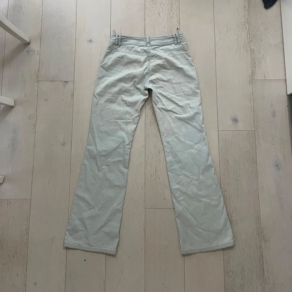 Dösnygga lågmidjade utsvängda ljusblå byxor med jeans stil! Midjemått: 39cm, Grenhöjd: 21cm, Innerbenslängd: 84cm och Längd: 105cm 💛💛💛. Jeans & Byxor.