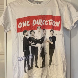One direction t-shirt - Snygg one direction t-shirt, använd ganska många gånger, vet inte riktigt vad märket är, men antar att det är någon typ av köpt merch från konsert