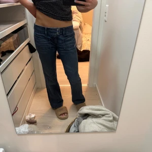 Lågmidjade jeans - Köpta secondhand i Italien säljer då dom är lite stora på mig❤️❤️