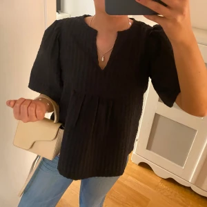 Svart blus - Så fin blus 🩷