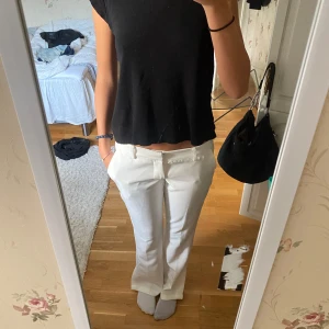 Vita kostymbyxor - Vita kostymbyxor med slits på sidan🐻‍❄️Jag är 173  