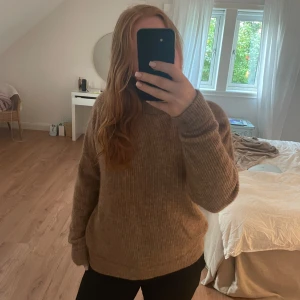 Brun, stickad J.LINDEBERG tröja  - Modell: Vance Mohair Blend Crew Neck  Storlek M, använd 2 gånger 