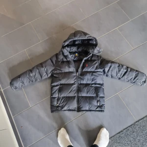 Polo Puffer Jacket - Nyskick! Perfekt till vintern då den klarar regn utan att gå sönder till skillnad från de glänsiga Skit snygg o grisch 
