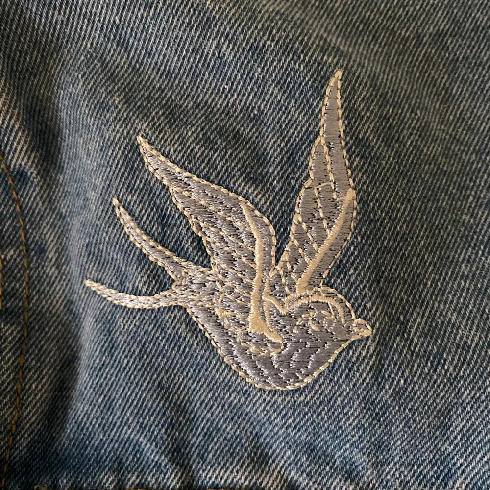 Jeans jacka från spanien med fin broderi, helt ny aldrig använt (för stor på mig). Meddela mig vid frågor eller om fler bilder önskas ❤️. Jackor.