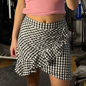 Vit svart kjol - Detta är en vit/svart kjol i storlek 36. Den har bra detaljer och är perfekt om man vill klä sig lite fin. Den är i bra skick. 