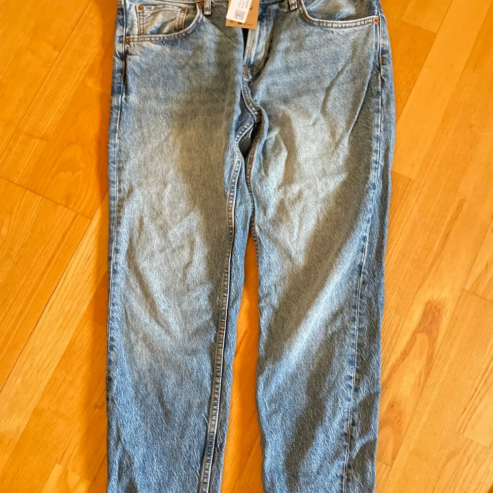 Jeans köpta från Sellpy som tycär inte passade mig, De är lågmidjade och superfint skick inga täcken på användning, de är små i storleken skulle säga kanske runt en M. Jeans & Byxor.