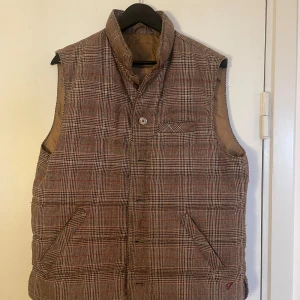 Stenströms Väst 52 - Säljer min Stenströms väst. Två innerfickor och två ytterfickor, samtliga med insydd magnet för stängning.