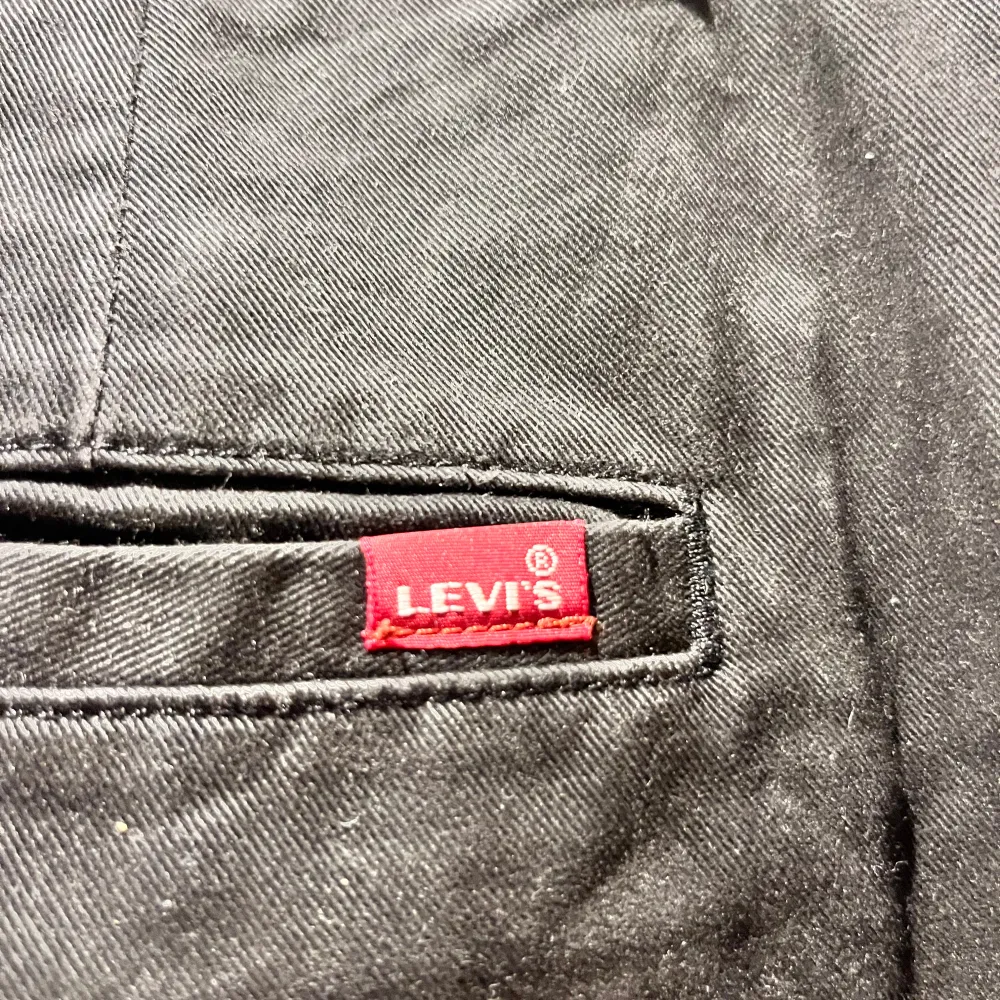 Ett par Levis chinos i svart Lite wide i benen men jättefina på Säljer pga för små Storlek 24x32 Super fint skick, är nästan inte använda, inga tecken på användning vad jag har sett Nu pris runt 1000kr Priset kan även diskuteras. Jeans & Byxor.