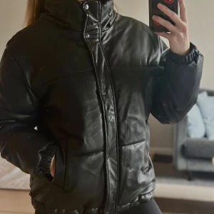 Skinndunjacka - Le Temps de Cerises  - Använd - i gott skick  - Nyvättad - Luva (avtagbar) - Justerbar midja  - Snygg krage med text (logo) - Oversized - Storlek M  För storleksreferens: Jag är 165cm/59kg