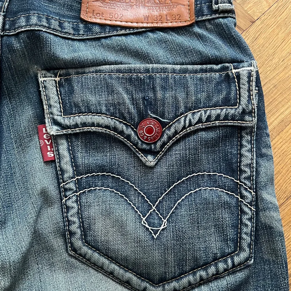 Jävligt sällsynta och snygga Levis 502 som liknar True Religion med sina flap pockets. Jeansen är tillverkade år 1999 och har distressing som ändå passar och ger dem karaktär.  Hör av er vid ytterligare frågor!. Jeans & Byxor.