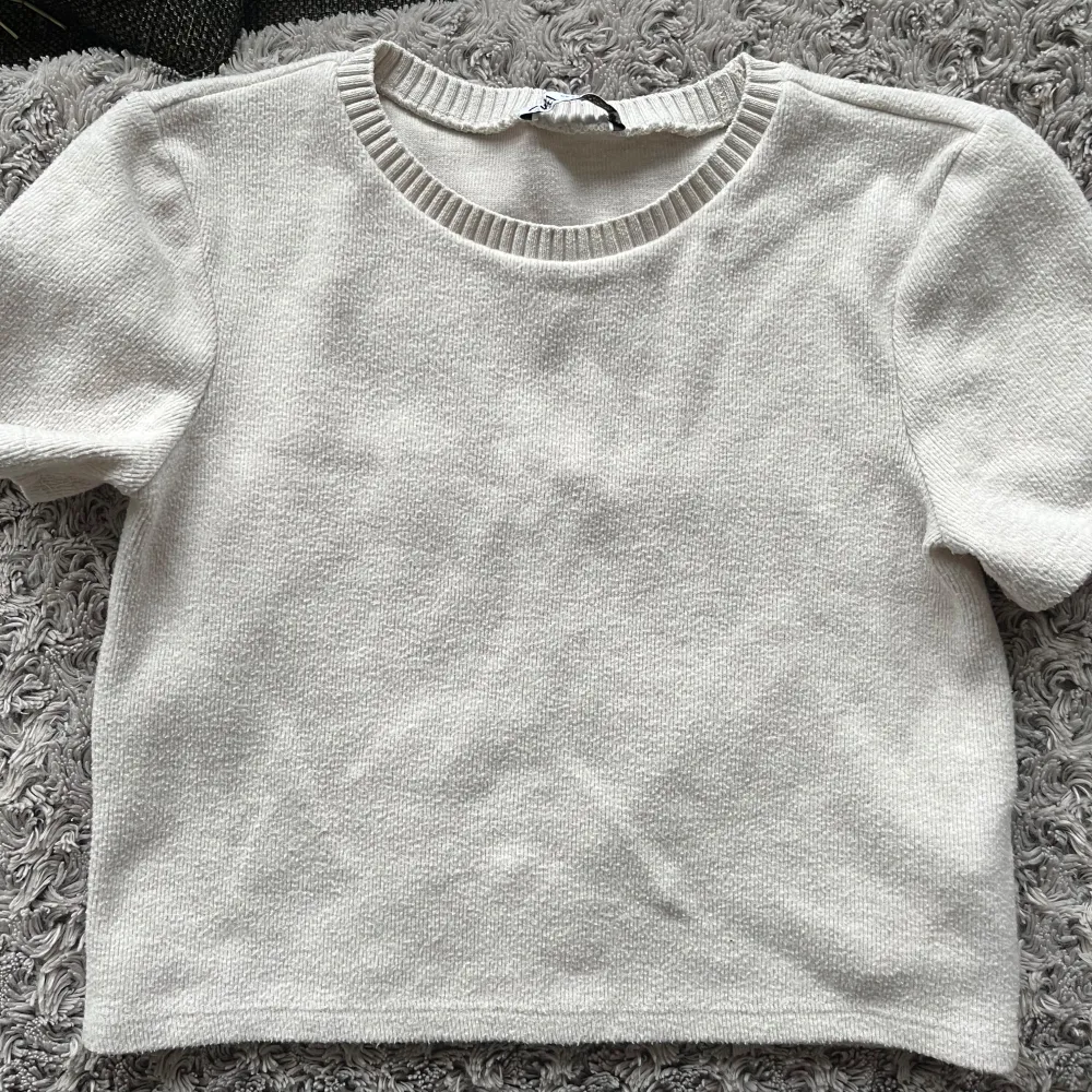 Vit/beige stickad t shirt ifrån zara, inte använd jätte mycket🩷. Neuleet.