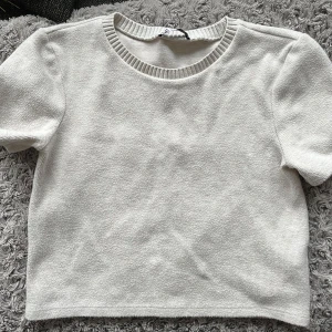 Vit stickad t shirt  - Vit/beige stickad t shirt ifrån zara, inte använd jätte mycket🩷
