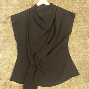 Zara blus - Säljer en svart zara blus i storlek xs, använd ett få tal gånger!