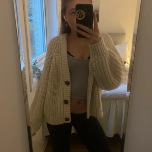 Kofta med knappar - Säljer denna super snygga kofta från H&M💘 passar perfekt nu till hösten! Storlek S men passar även Xs