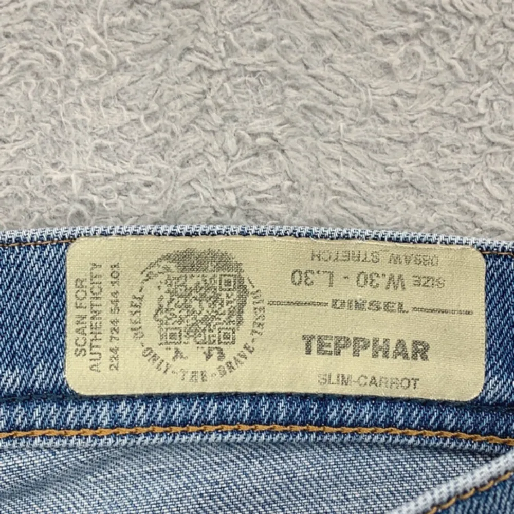 Säljer ett par snygga diesel Jeans i storleken 30/30 och i färgen blått. Bra skick✅Längden på jeansen är 101 cm. Modellen är Tepphar🤝Passformen är slim carrot som motsvarar slim fit. Kontakta mig gärna vid frågor/funderingar. Jeans & Byxor.