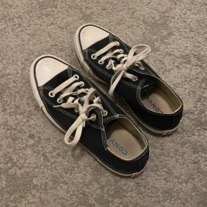 Svarta Converse  - Låga svarta converse, knappt använda. Inga defekter bra skick. 