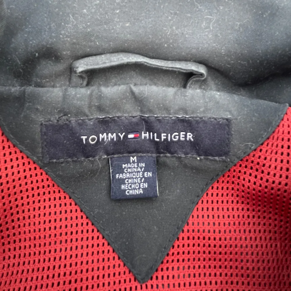 Otroligt skön vintage windbreaker från Tommy Hilfiger, har också en regnluva som går att vika fram från kragen. Fin mörkblå färg med vinröda detaljer och foder!  Skriv om du har några frågor!😊. Jackor.