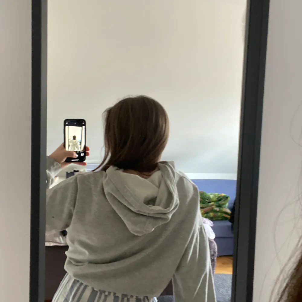 Den är hyfsat använd, men har endast hängt i garderoben senaste åren. I bra skick!!. Hoodies.