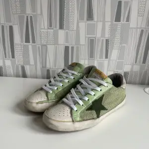 Tjena, säljer mina skor från det trendiga märket Golden goose. Modellen heter superstar. Skorna är väl omhändertagna cond 7,5/10. Nypris: 3499kr  hör av er vid minsta intresse  //Vilmer 