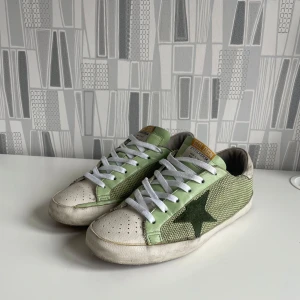 Golden goose skor - Tjena, säljer mina skor från det trendiga märket Golden goose. Modellen heter superstar. Skorna är väl omhändertagna cond 7,5/10. Nypris: 3499kr  hör av er vid minsta intresse  //Anton