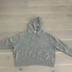 Stickad huvtröja - Jättefin stickad huvtröja från HM i strl S med slits på sidorna. Använd väldigt få gånger. Hör av er vid frågor! 💕