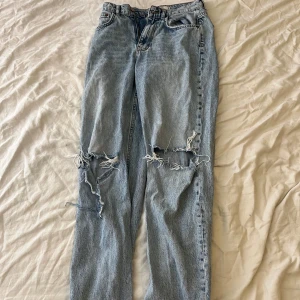 Blå och svarta jeans  - Säljer 4 olika jeans alla är ifrån Gina tricot. 2st har hål och alla är midwaist. Säljer alla för 200kr eller 70kr/st