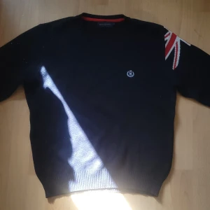 HENRI LLOYD tröja - En extremt snygg henry loyd tröja i riktogt bra skick och den kommer vara perfekt till nu mot hösten när det blir lite kyligare.  Kom gärna med bud och frågor.  Mvh: Jack