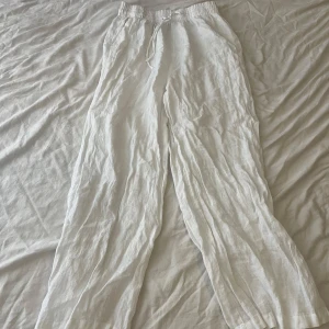 Vita linnebyxor  - Ett par vita linnebyxor 