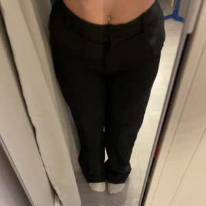 Kostymbyxor från bikbok  - Snygga kostymbyxor från bikbok! Lite högre i midjan men går att få som mid / low Rise om dom är lite för stora. Storlek 36 men skulle säga att de är små i storlek! Bra längd på mig som är 160!🥰 60kr + frakt